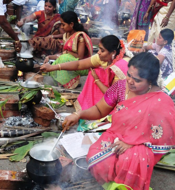Women making pongal dish